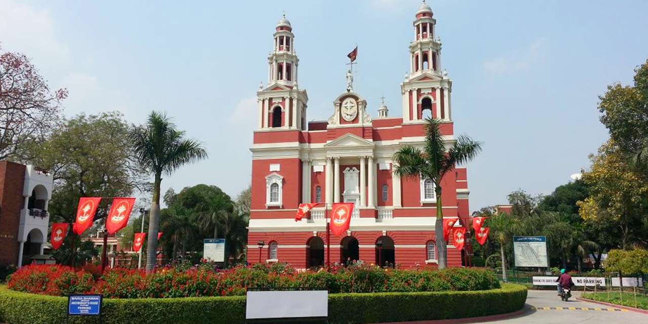 Sacred Heart Cathedral, Delhi Tourist Attraction