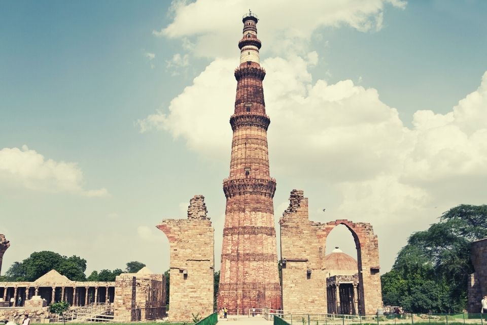 Qutub Mina Delhi Darshan by Private Cab